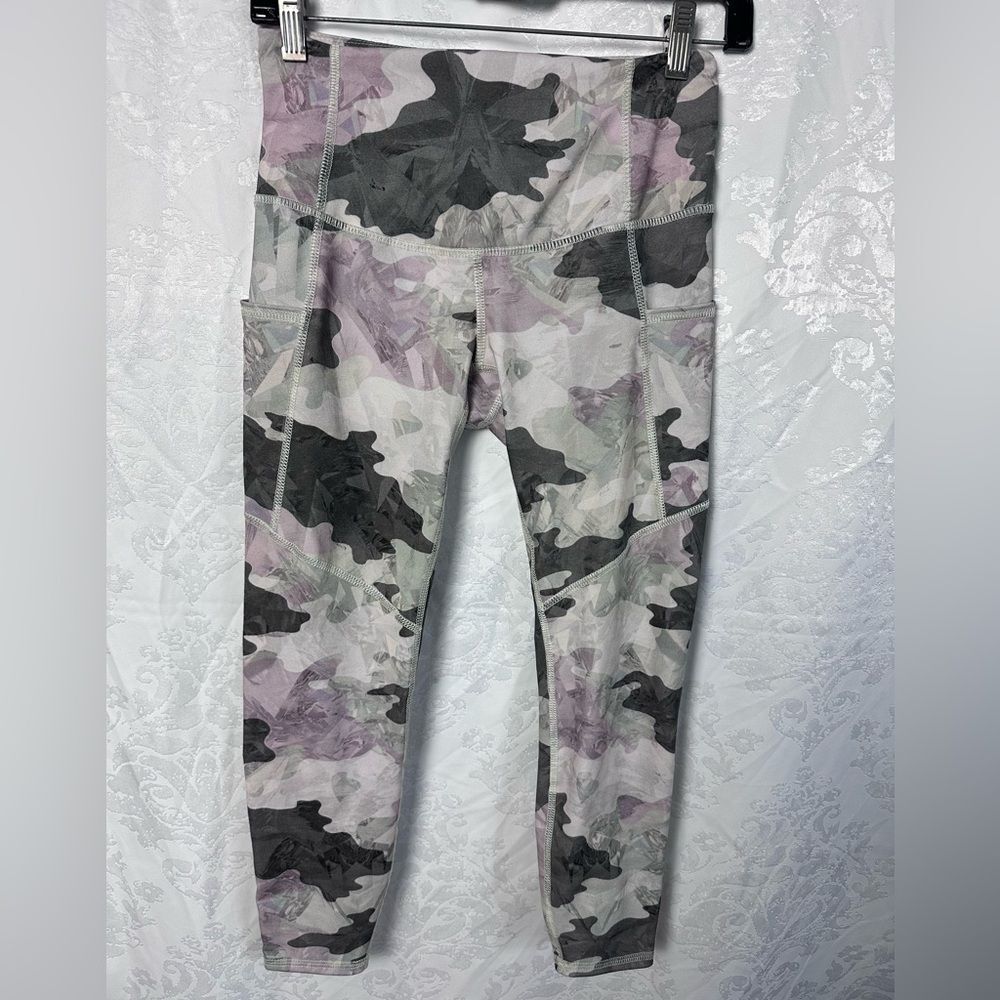 ⭐️EVOLUTION and CREATION Print Capri legging activewear